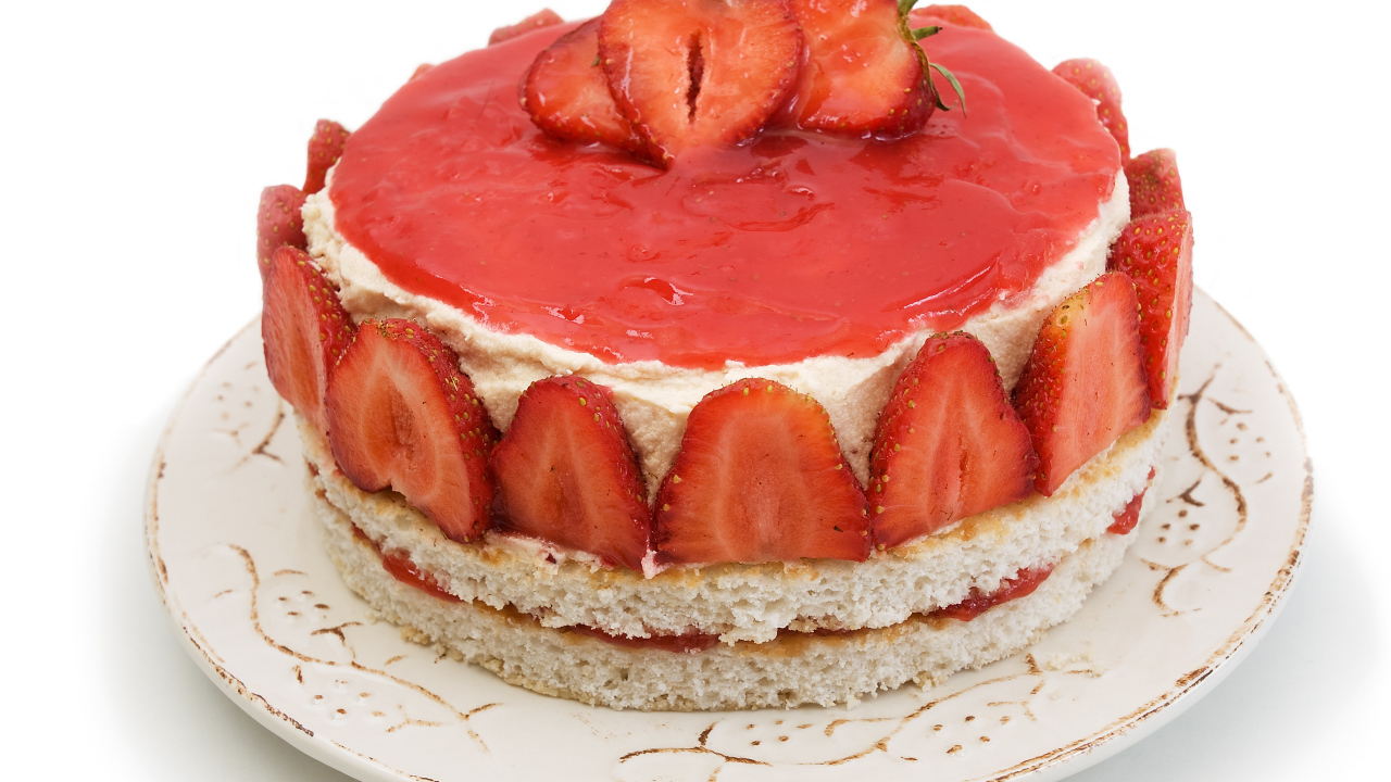 Торт с клубникой на белом фоне 