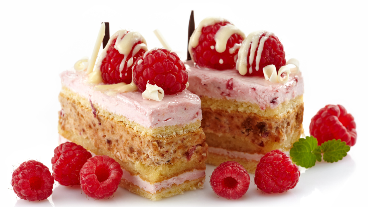 Пирожные с ягодами малины на белом фоне