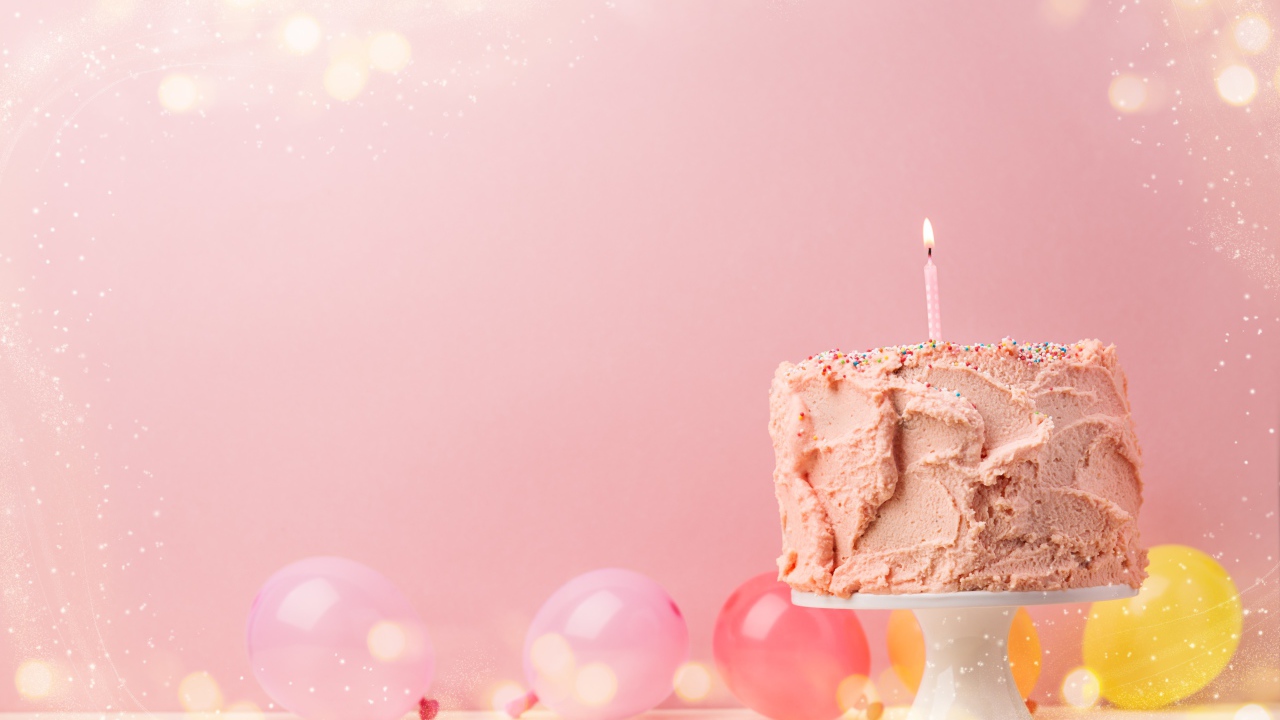 Праздничный торт с воздушными шарами на розовом фоне