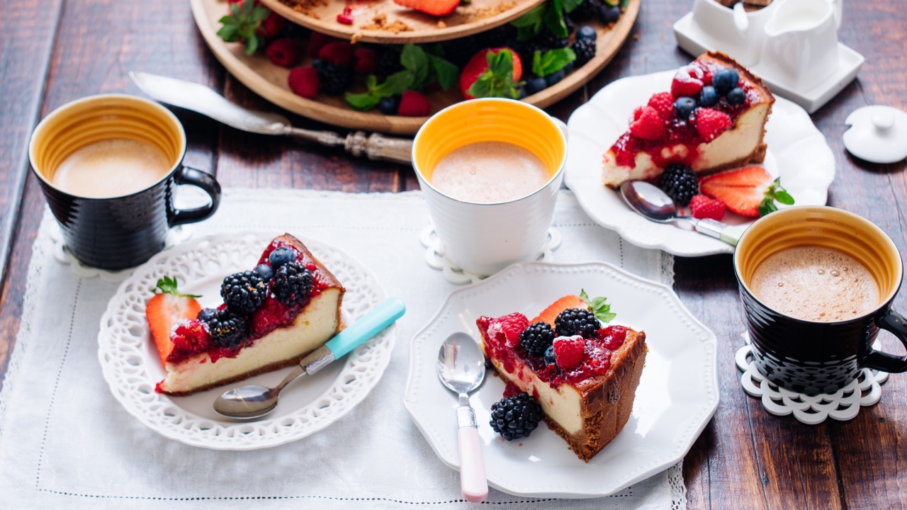 Чизкейк с ягодами на столе с кофе 