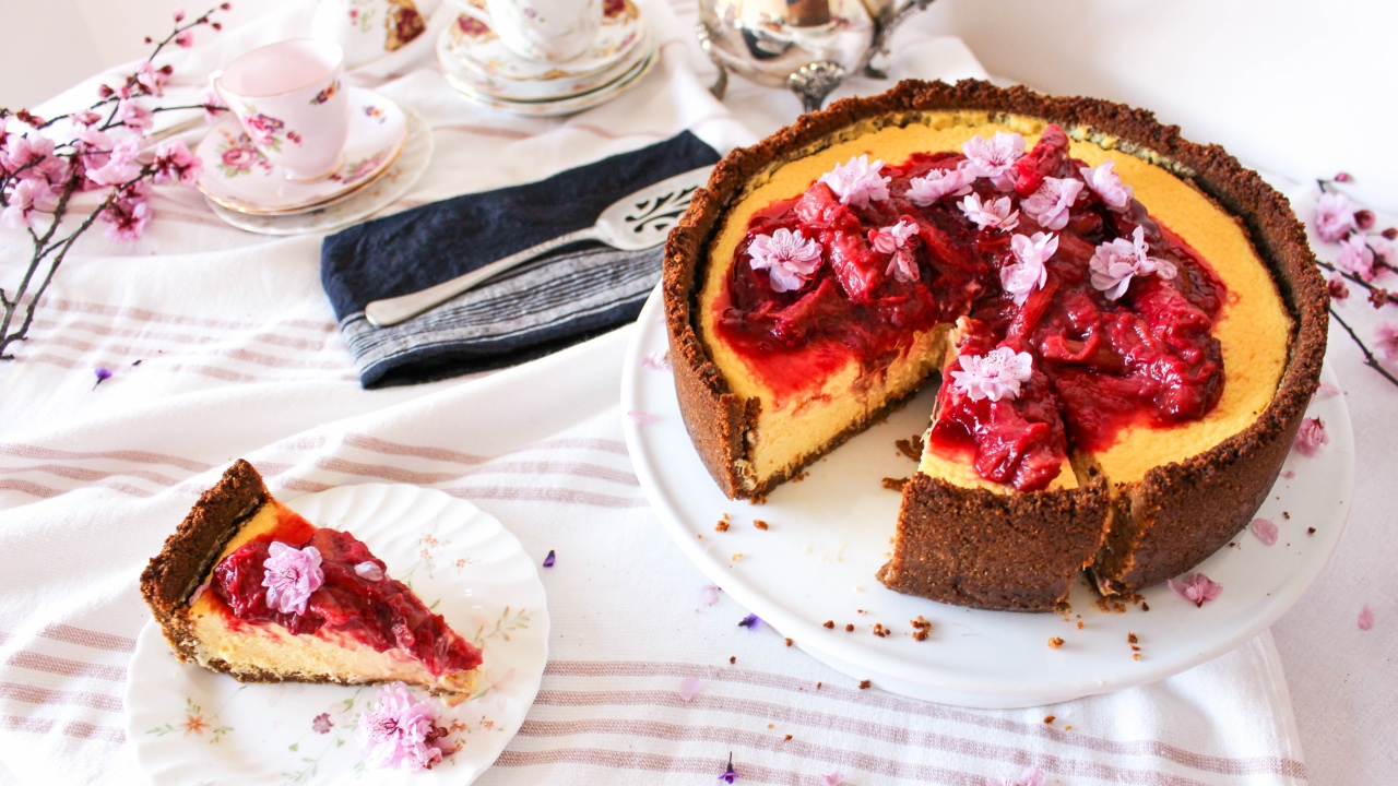 Чизкейк с вареньем на столе 