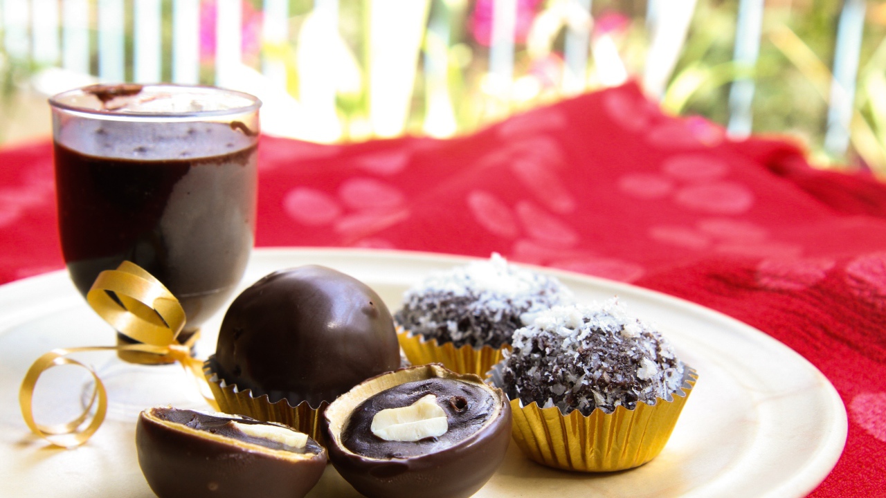 Шоколадные круглые конфеты на белой тарелке 