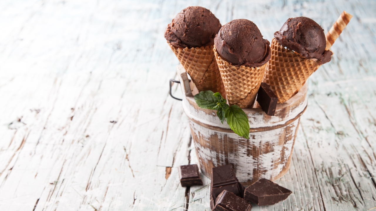 Шоколадное мороженое в вафельном рожке