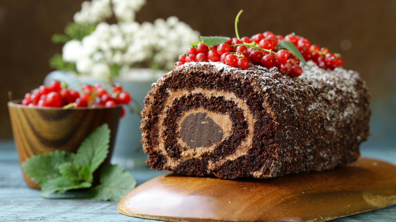 Шоколадный рулет с кремом и красной смородиной