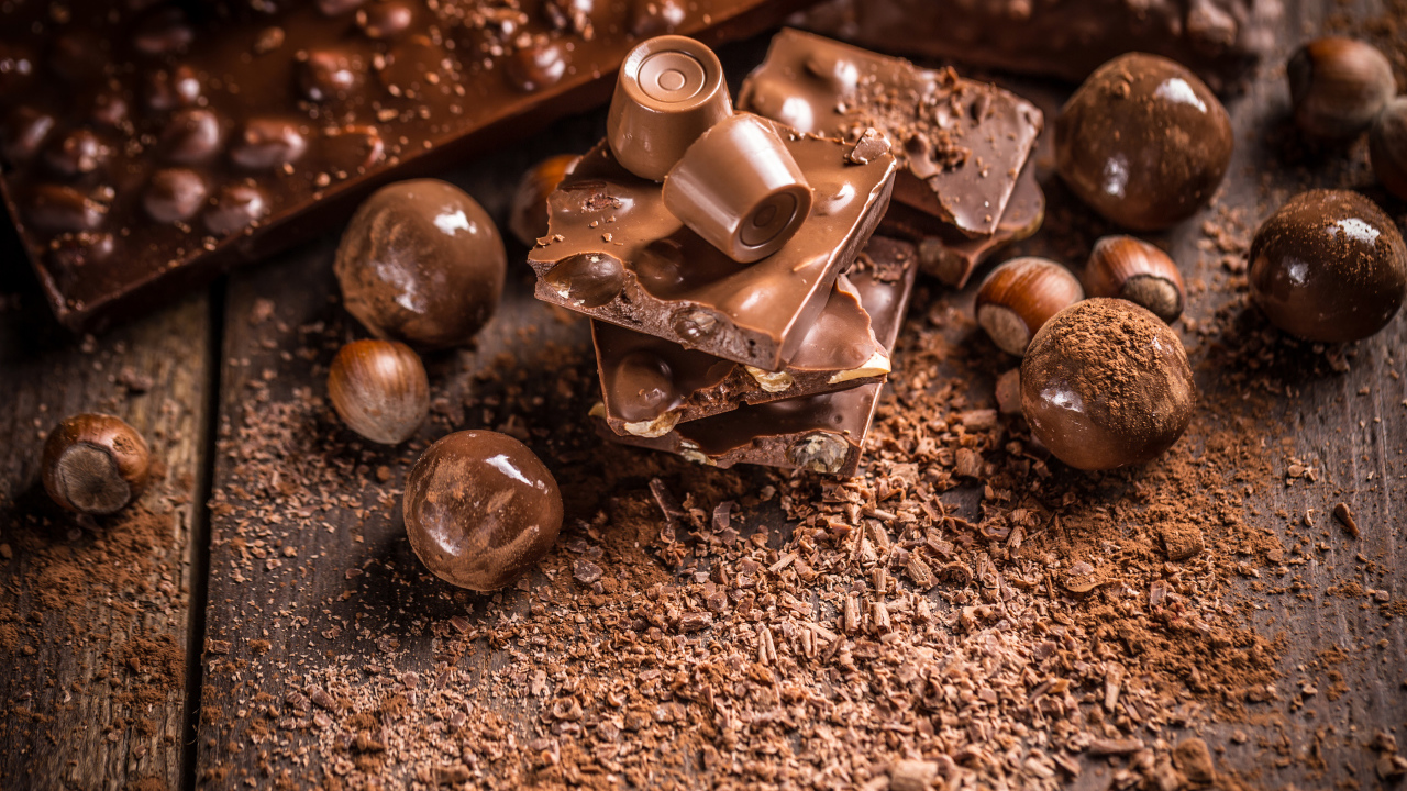 Шоколадные конфеты и плитки молочного шоколада с фундуком 