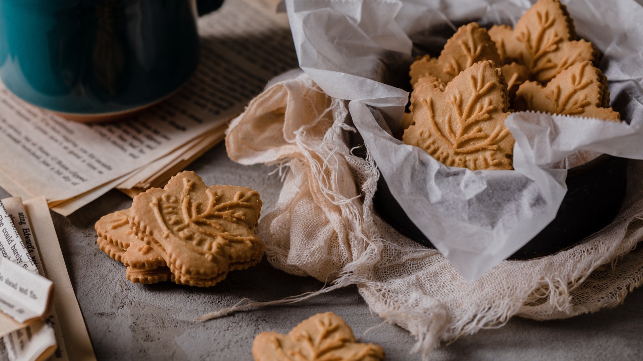 Печенье в форме листьев на столе 