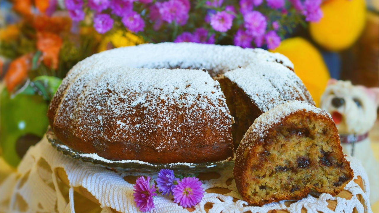 Ароматный кекс с сухофруктами посыпан сахарной пудрой 