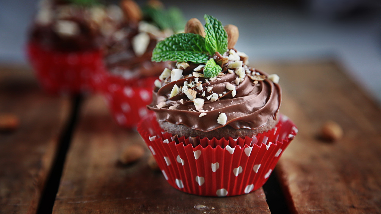 Свежий кекс с шоколадным кремом и орехами 