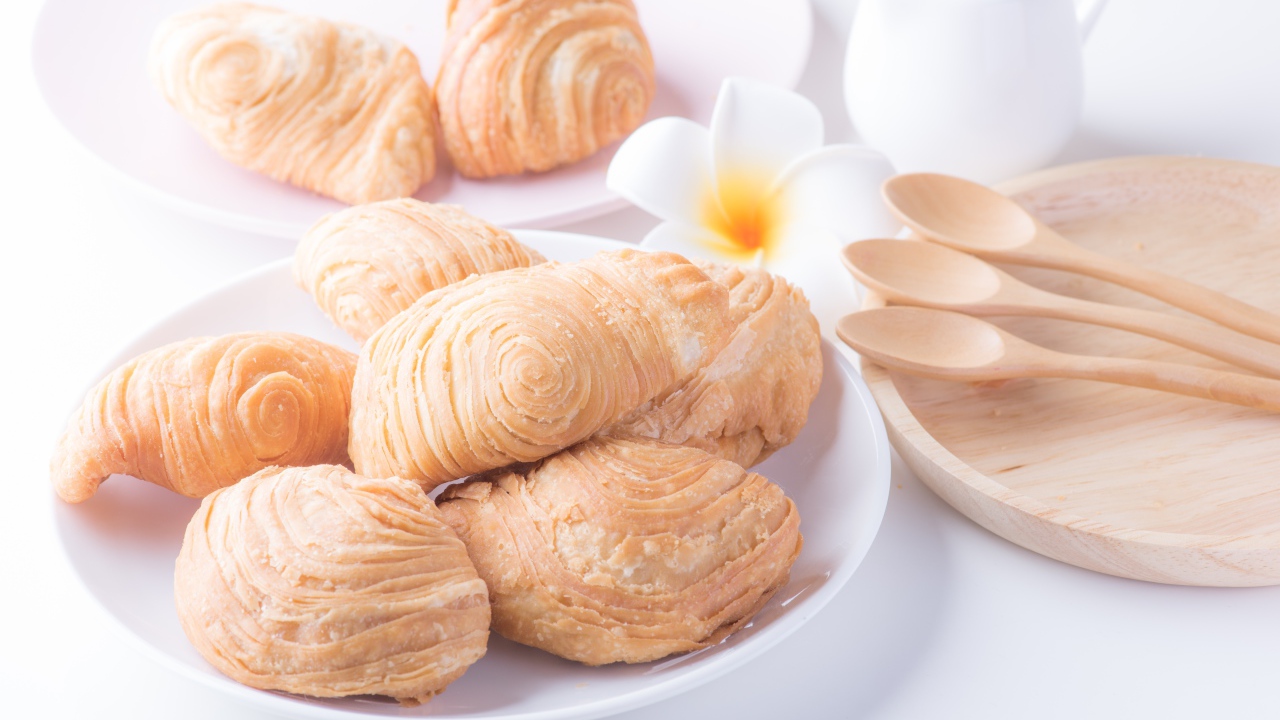 Свежая выпечка на столе к завтраку