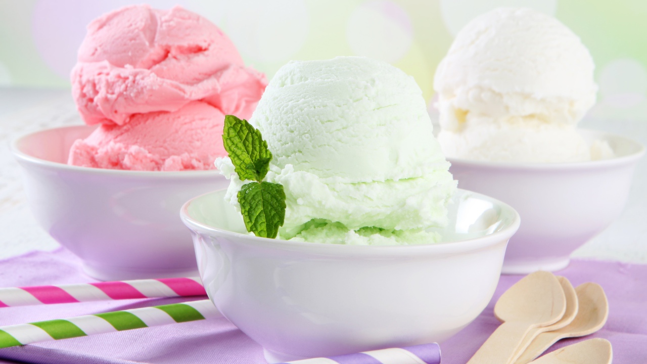 Шарики фруктового мороженого с листьями мяты