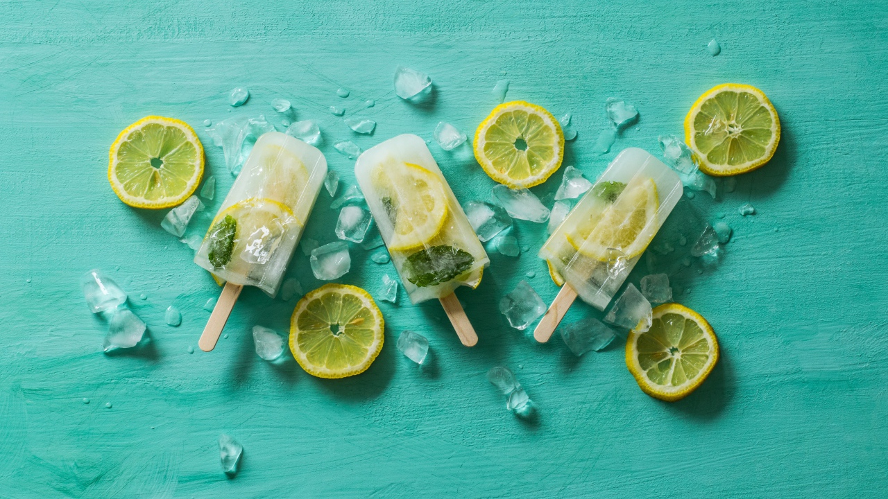 Фруктовое мороженое с лимоном и кусочками льда на столе 