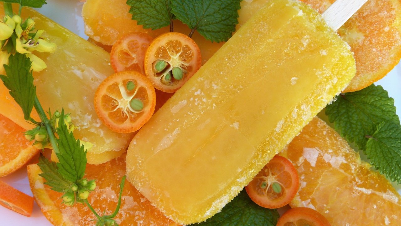 Фруктовое мороженое с кусочками апельсина