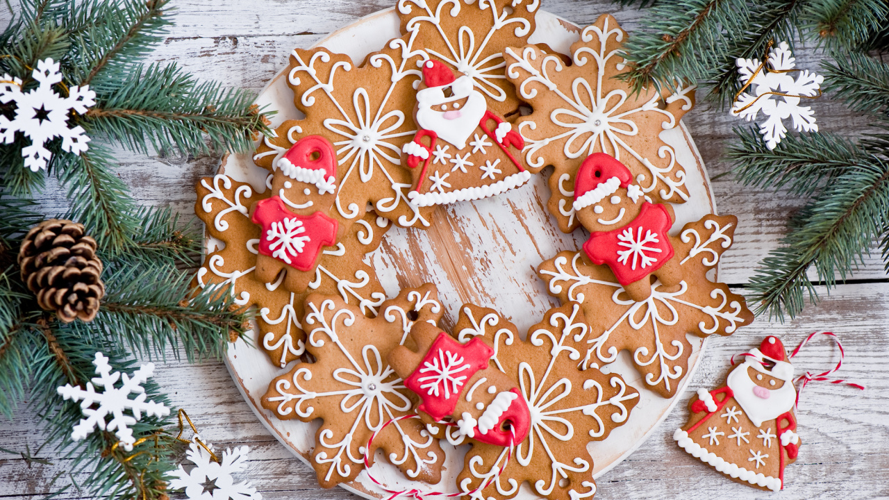 Имбирное новогоднее печенье с еловыми ветками на деревянном столе