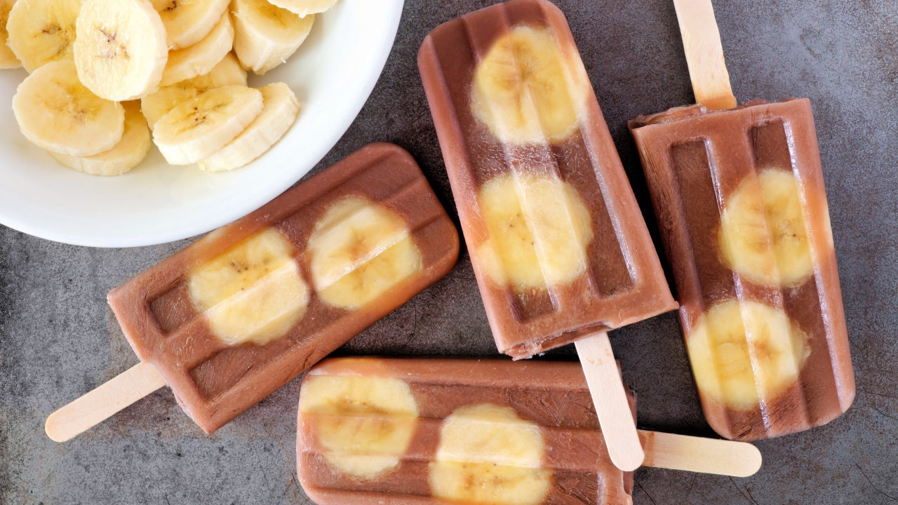 Мороженое с кусочками банана