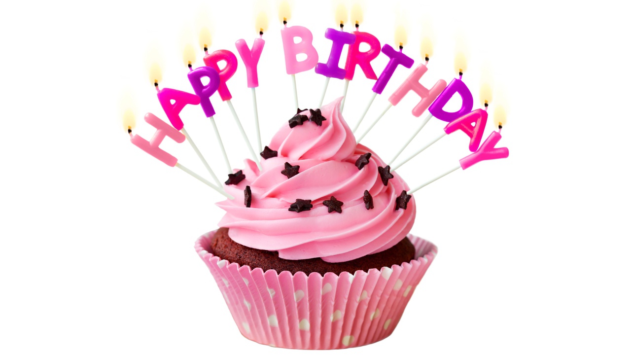 Маффин с кремом и свечами с Днем рождения на белом фоне