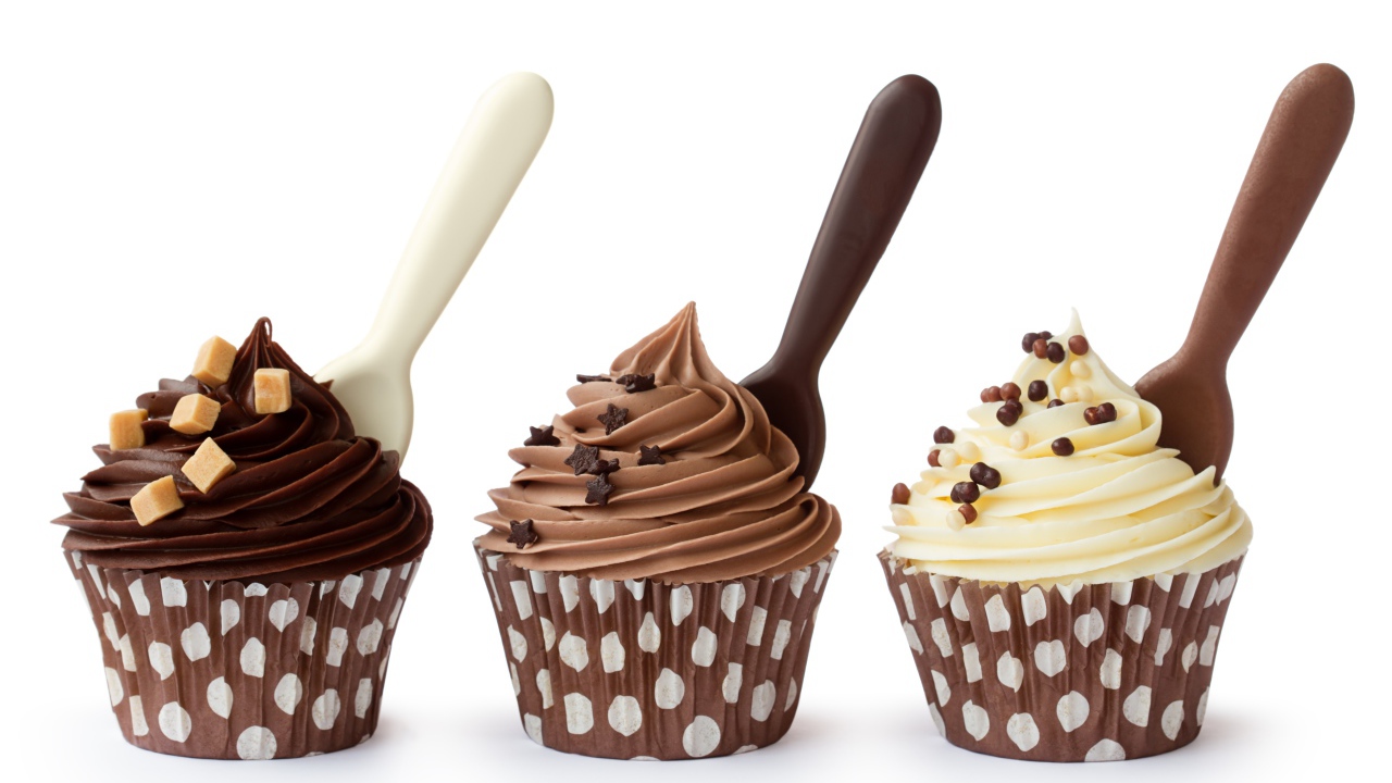 Маффины с кремом на белом фоне