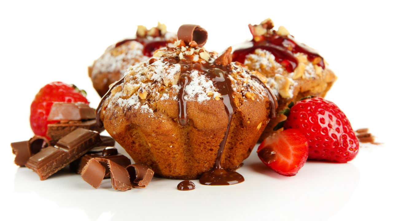 Кексы с сахарной пудрой, орехами, шоколадом и клубникой