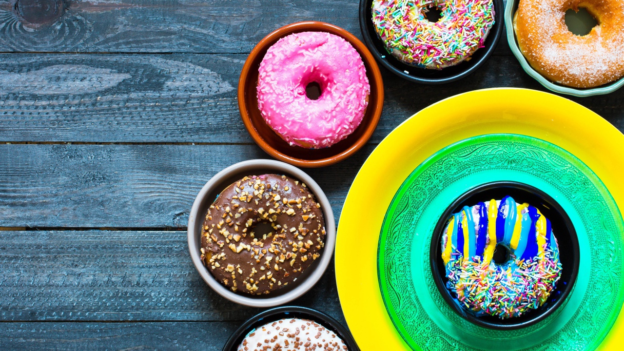 Разноцветные пончики на столе 