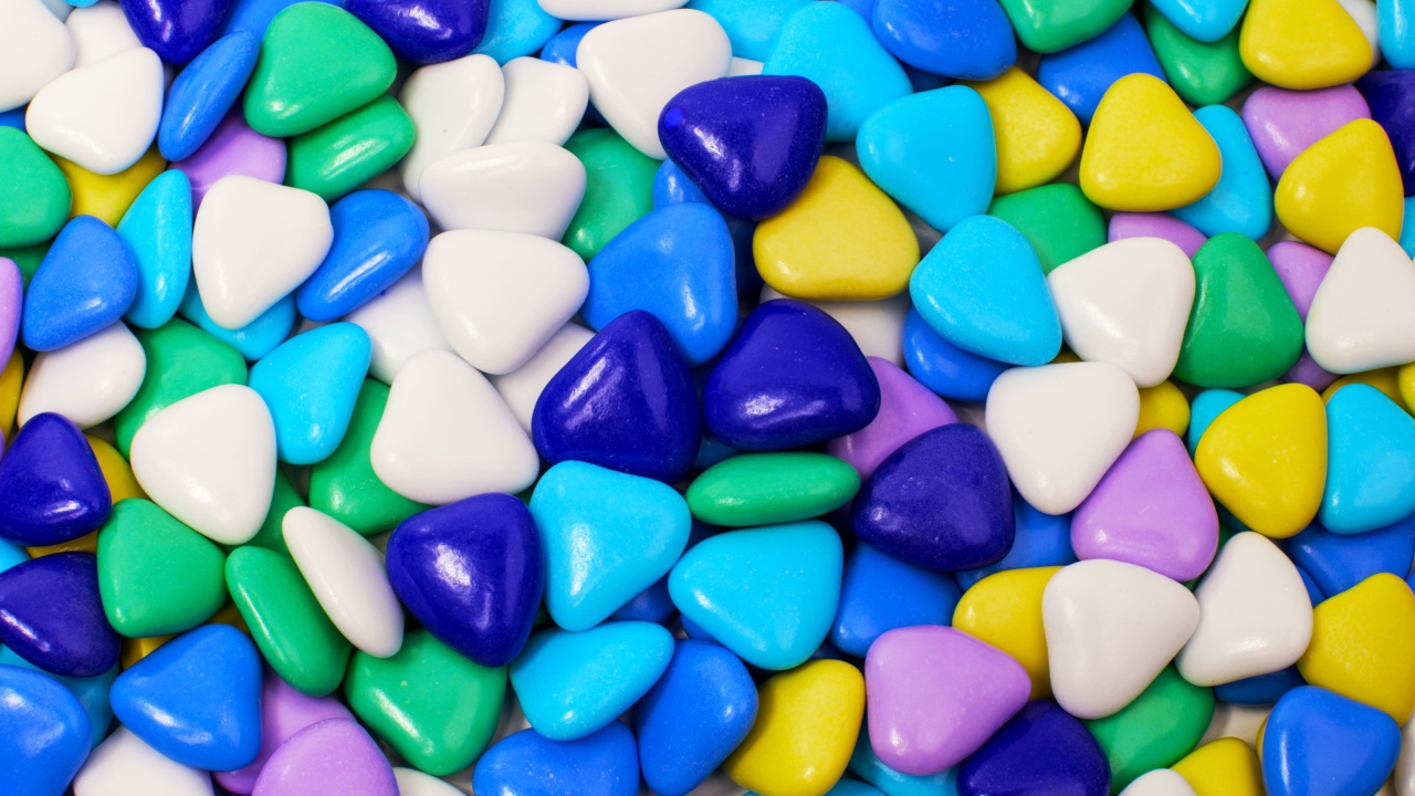 Разноцветные конфеты в форме сердца