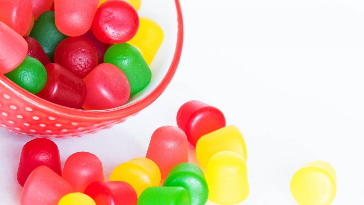 Разноцветные желейные конфеты на белом фоне