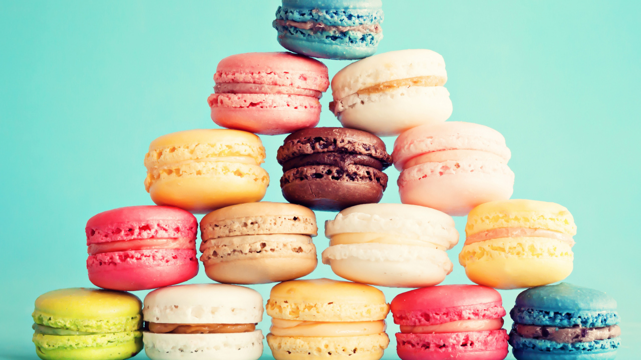 Разноцветный десерт макарон на голубом фоне