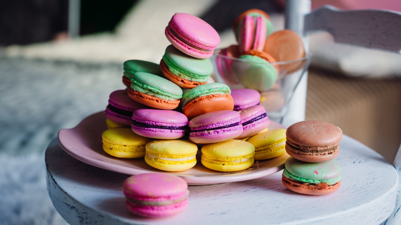 Разноцветные сладости макарон на столе