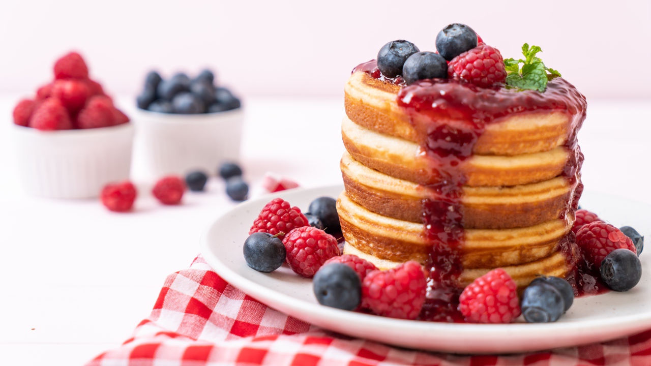 Оладья с джемом и ягодами малины и черники