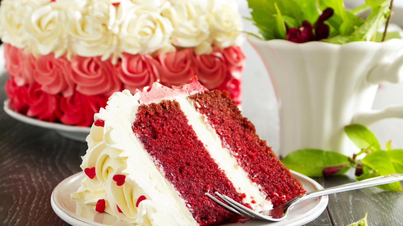 Кусок торта Красный бархат на тарелке с вилкой