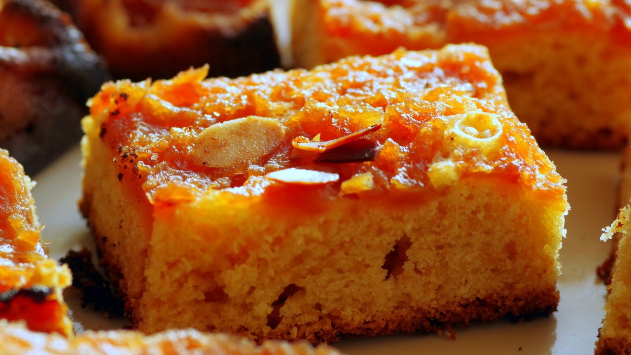 Кусок тыквенного пирога с орехами крупным планом