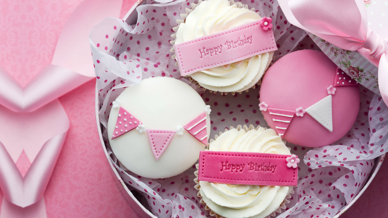 Розовые праздничные кексы ко дню рождения 