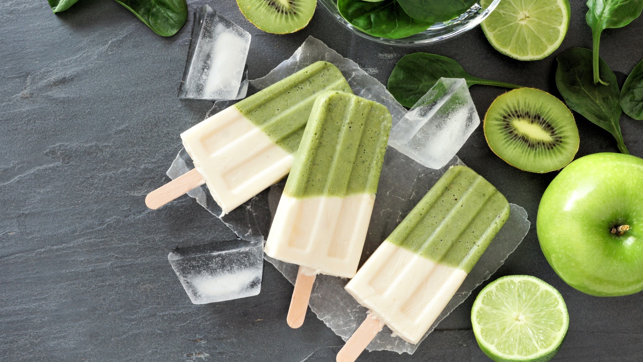 Освежающее фруктовое мороженое с лаймом и яблоком