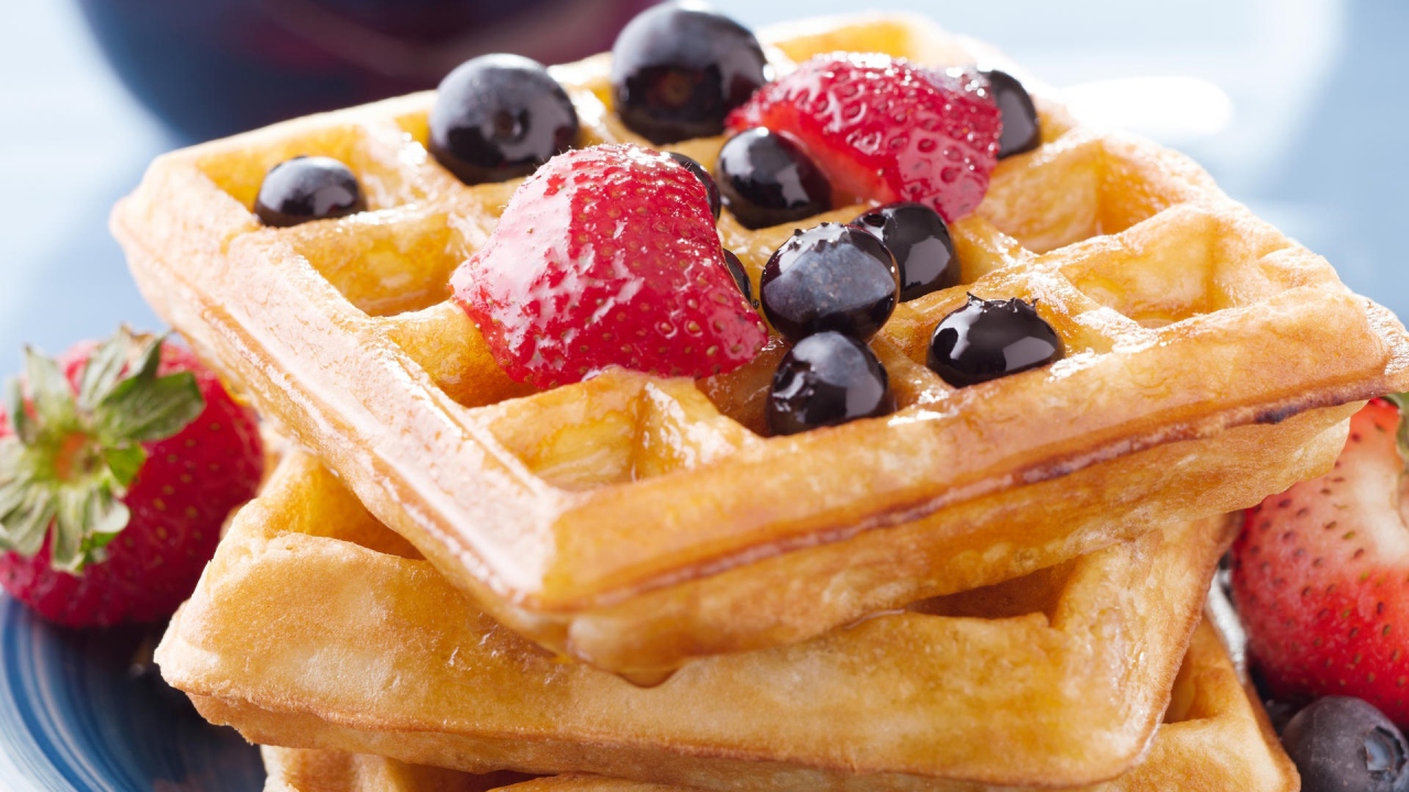 Сладкие медовые вафли с ягодами 