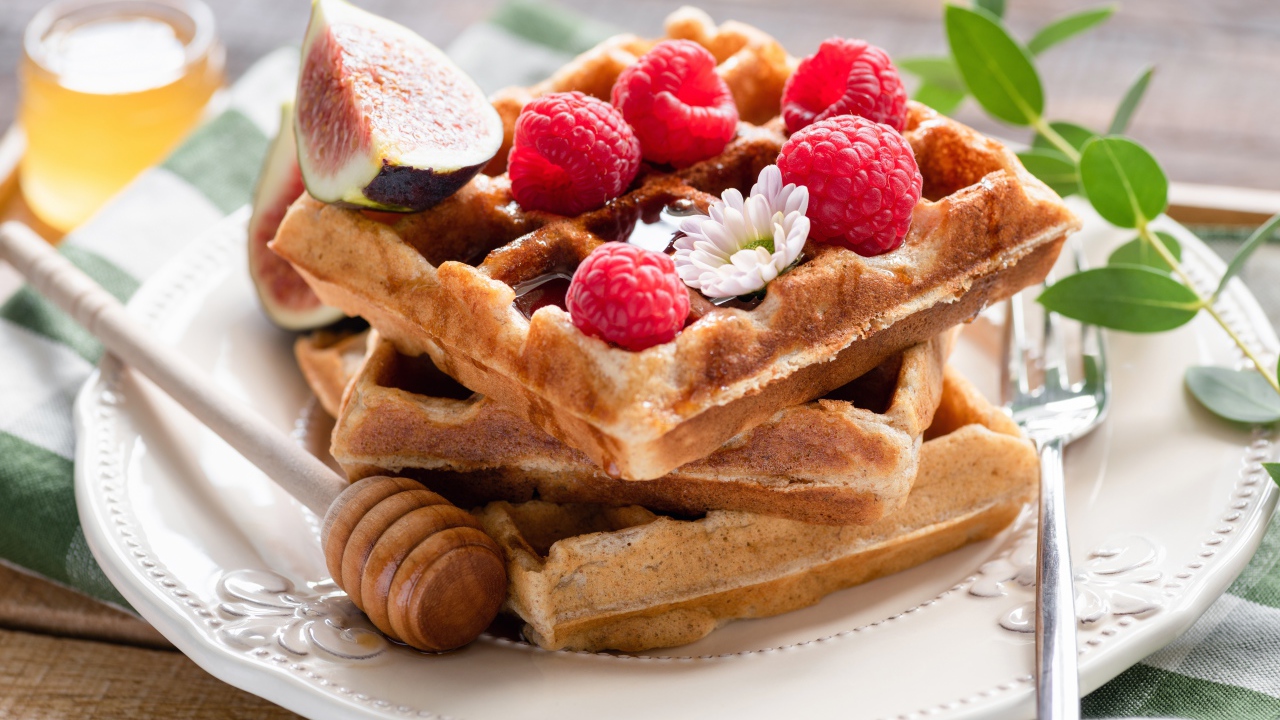 Сладкие вафли с медом, ягодами малины и инжиром