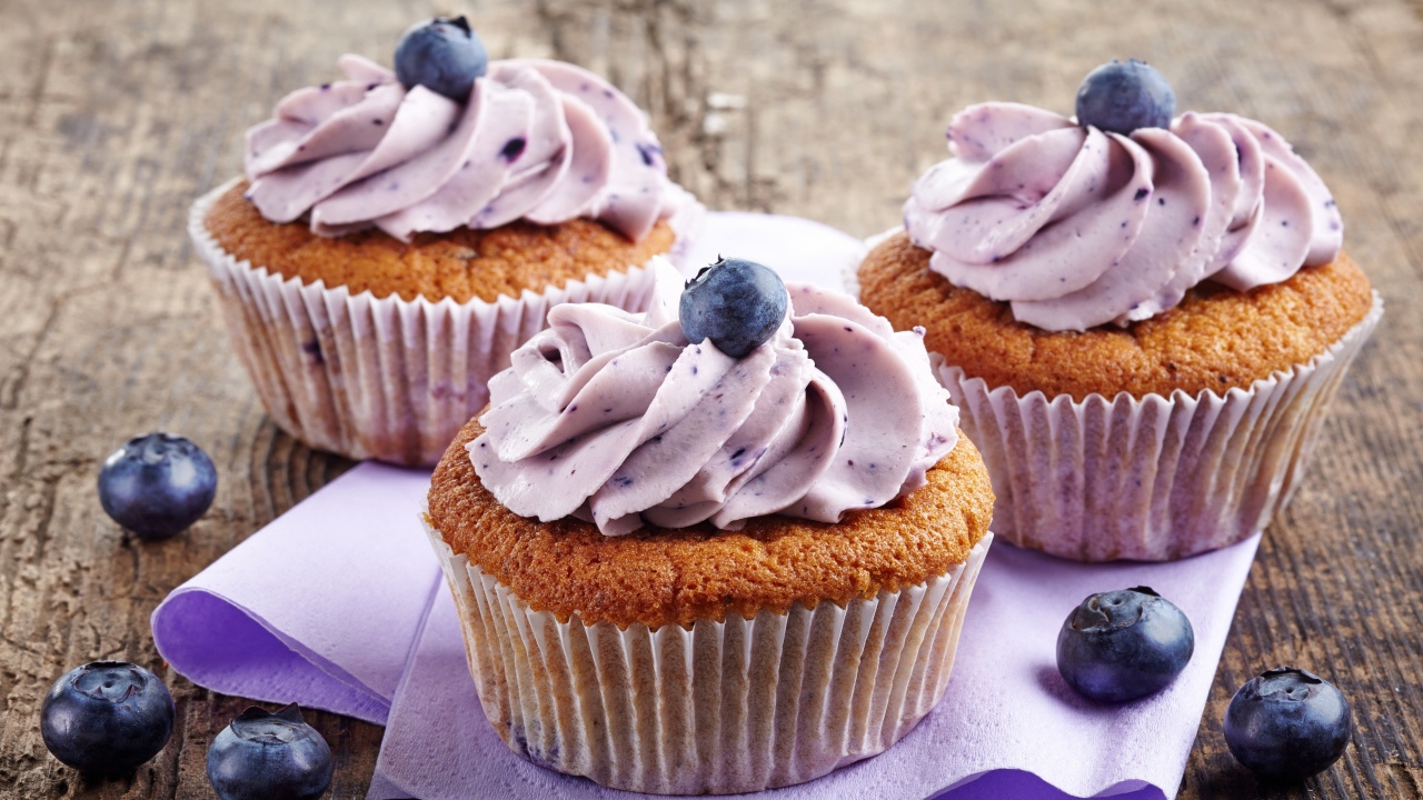 Три аппетитных кекса с кремом и ягодами черники