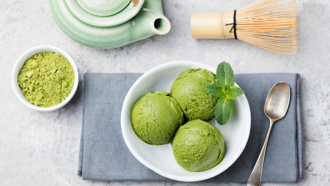 Три шарика зеленого мятного мороженого 