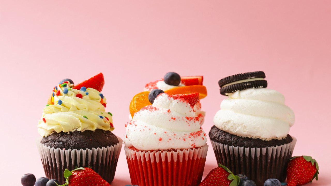 Три вкусных шоколадных кекса с кремом и ягодами