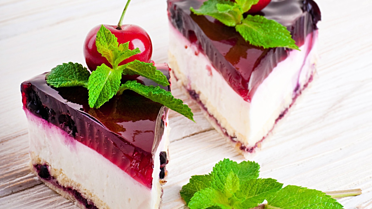 Два аппетитных пирожных с черешней и свежей мятой