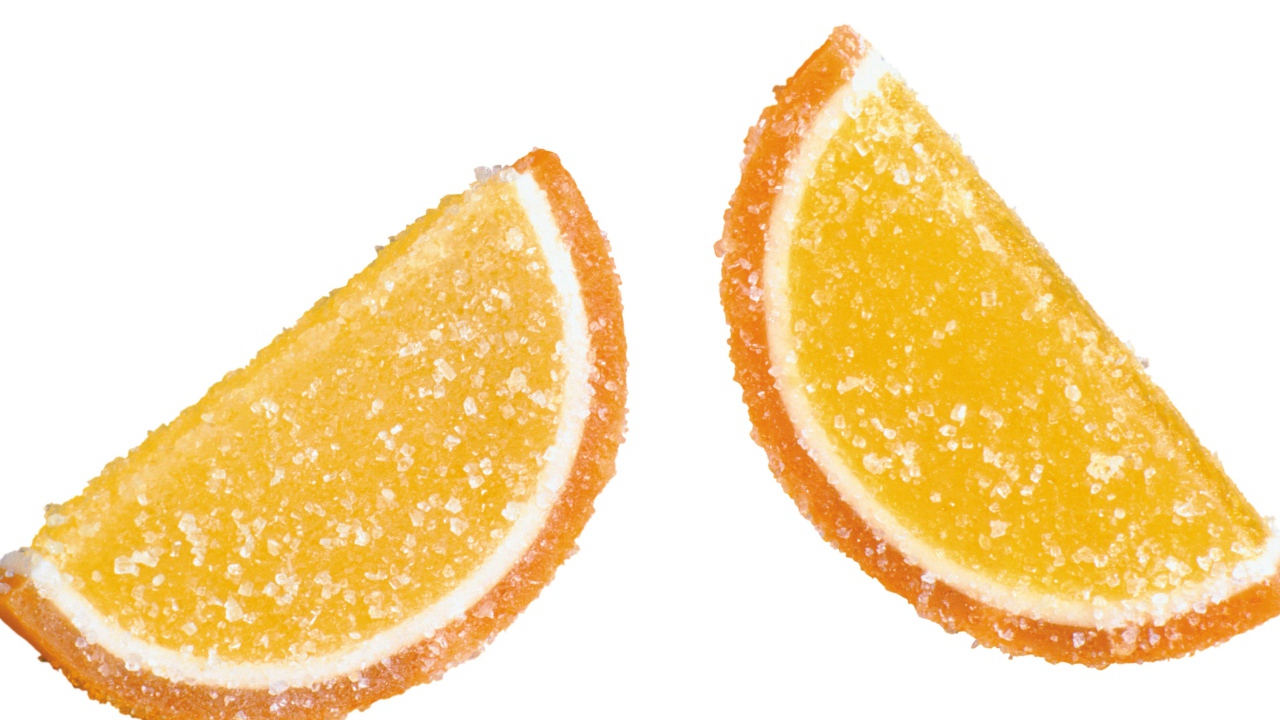 Две конфеты желе в сахаре на белом фоне