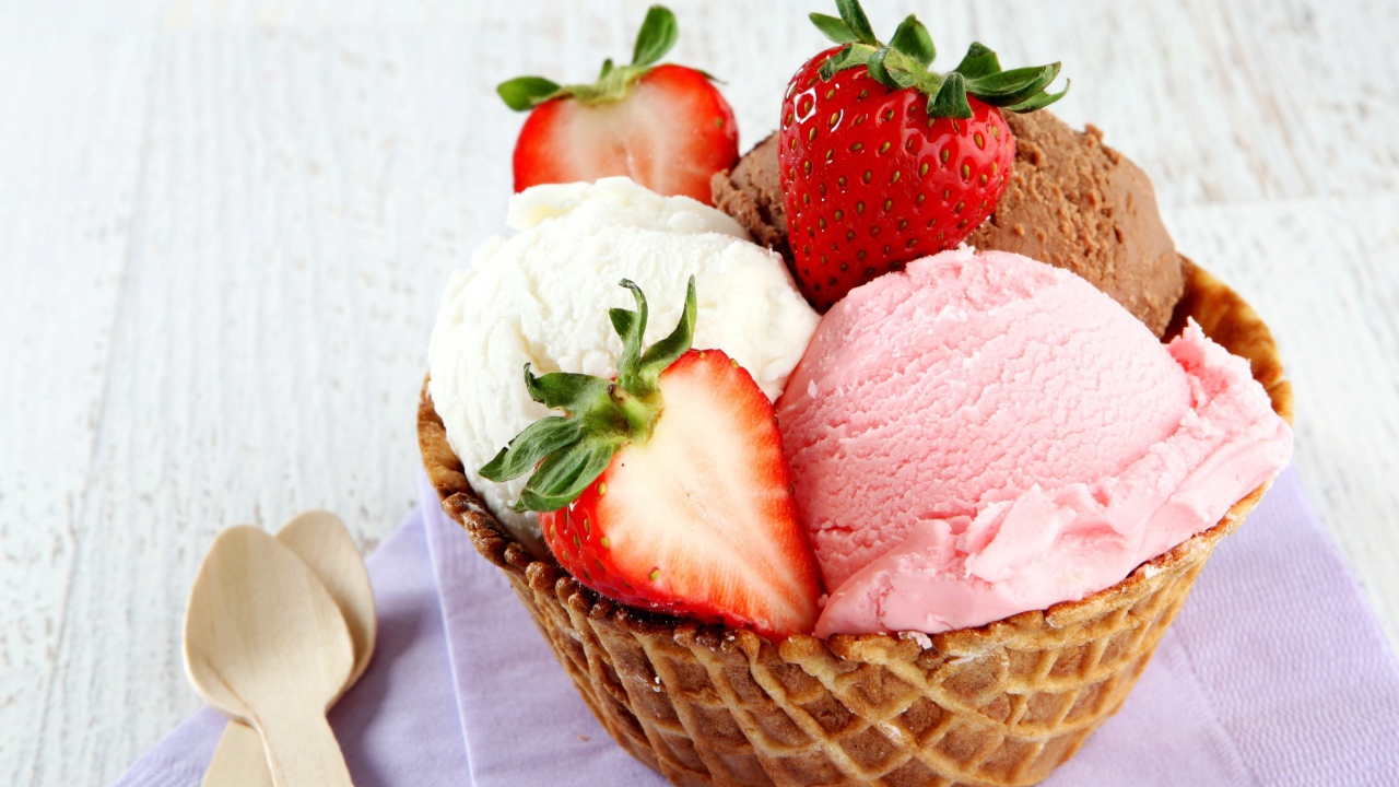 Вафельная корзинка с шариками мороженого и свежей клубникой