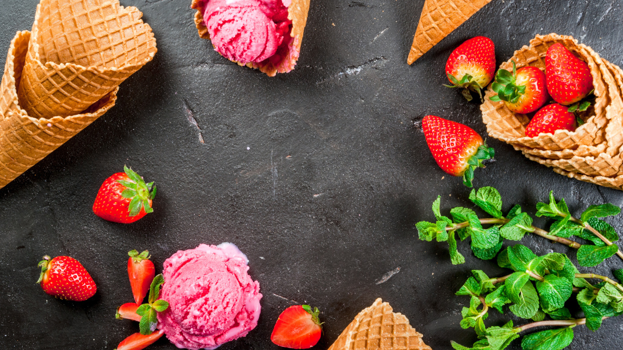 Вафельные рожки с клубничным мороженым и клубникой 