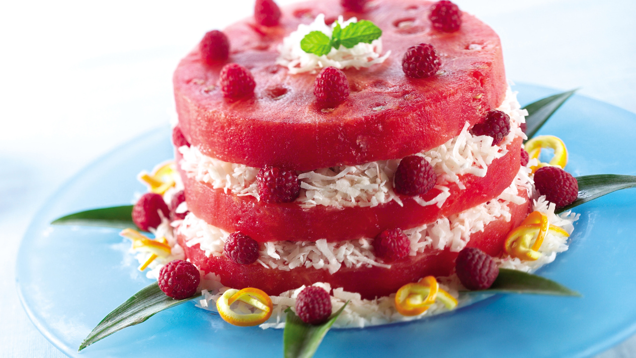 Арбузный торт с кокосовой стружкой и ягодами малины 