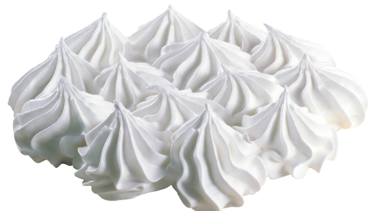 Белое воздушное безе на белом фоне