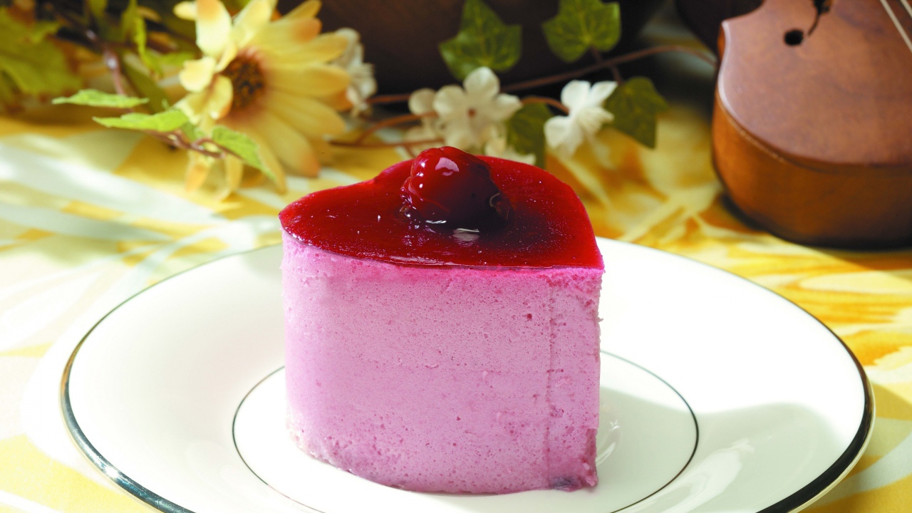 Пирожное суфле в форме сердца на тарелки