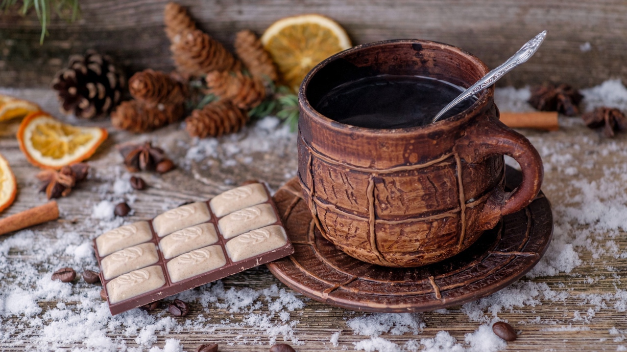 Чашка кофе на столе с шоколадом 