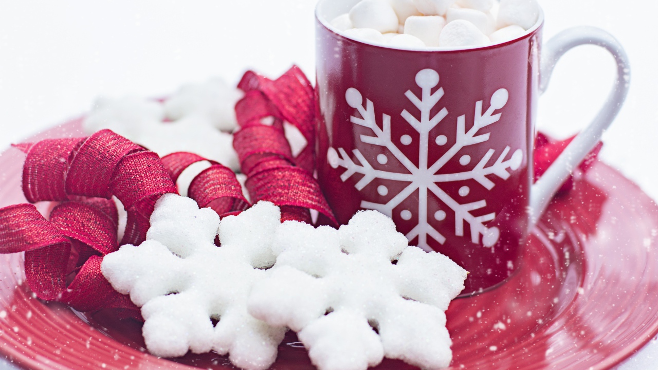 Чашка горячего шоколада с маршмеллоу на тарелке со снежинками