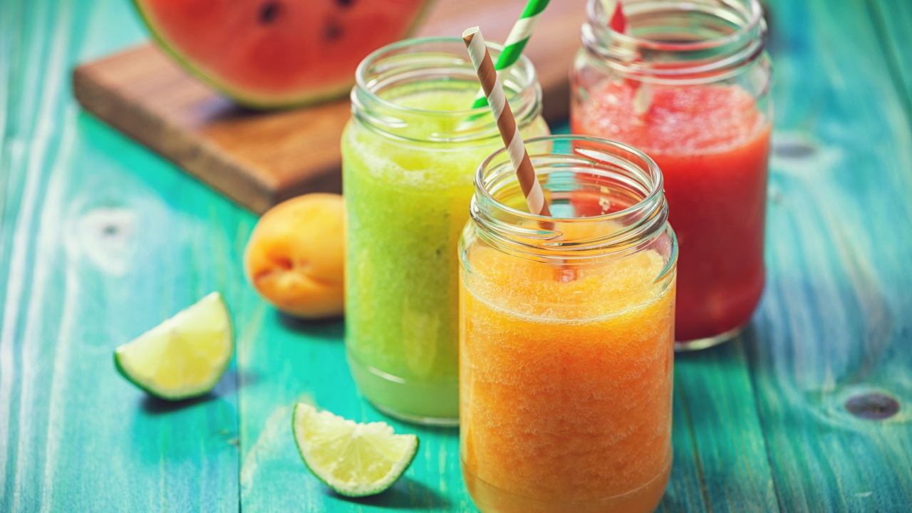 Аппетитное свежее ягодное смузи в баночках на столе