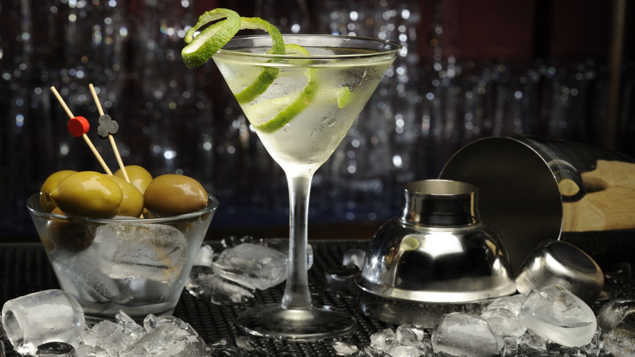 Коктейль с лаймом на столе с оливками и кубиками льда