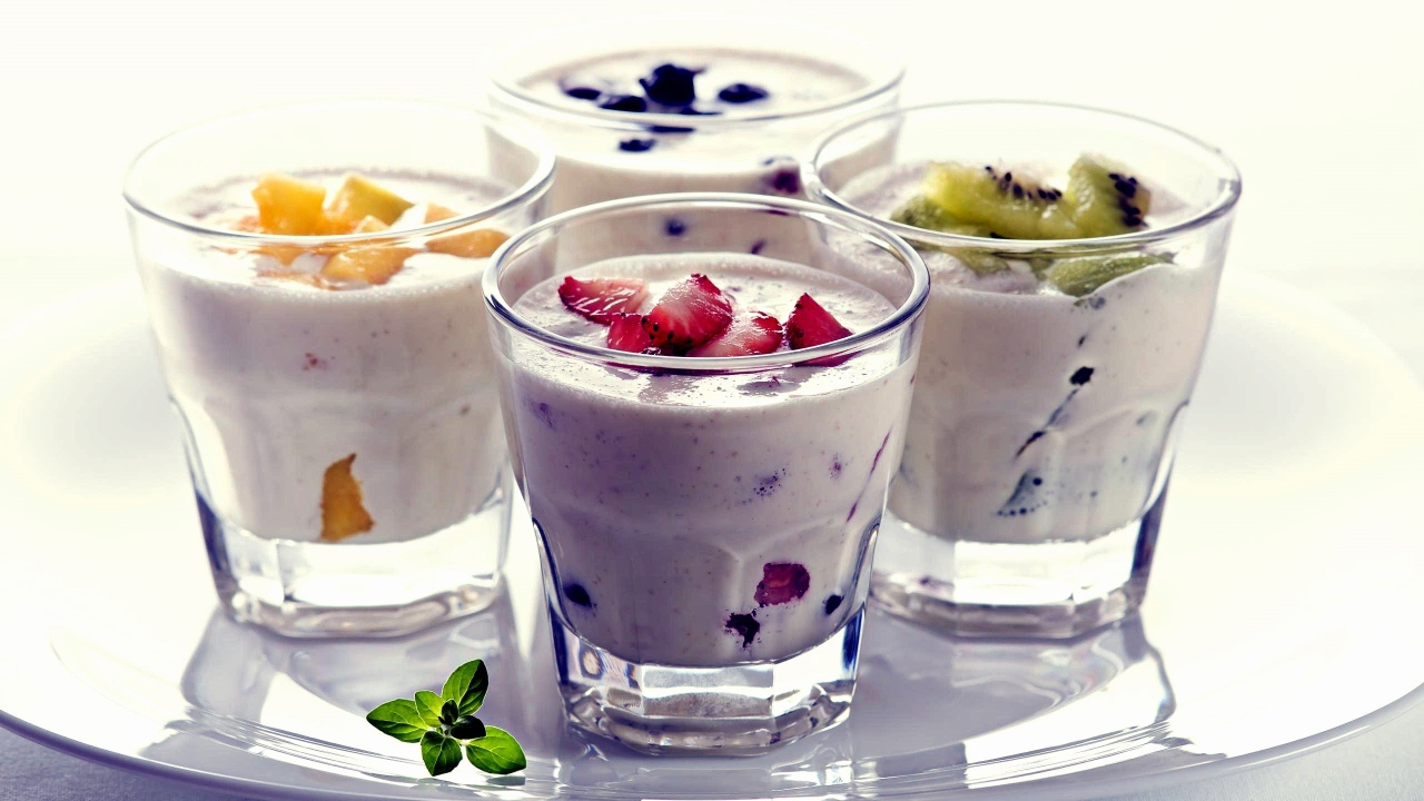 Стаканы с ягодным смузи на столе