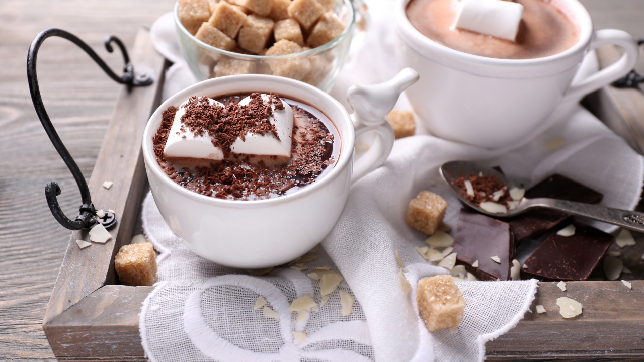 Горячий шоколад в чашках с кусочками маршмеллоу и сахаром