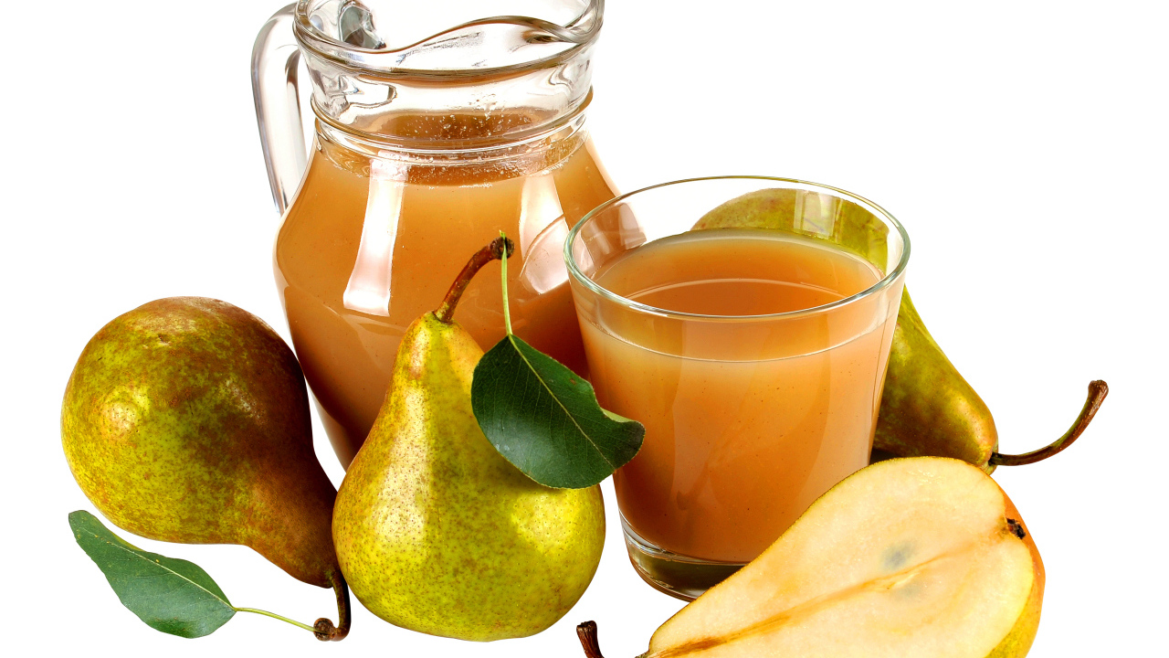 Грушевый сок со свежими грушами на белом фоне